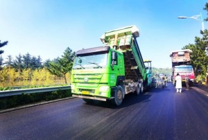 S201威東線（機(jī)場路）路段，預(yù)計10月20日路面主體完工